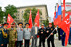 08 05 2025 Сотни ростовчан возложили цветы к Вечному огню на Театральной площади 