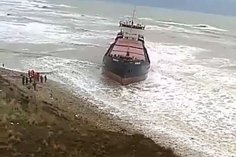 Сухогруз сел на мель в низовьях Дона