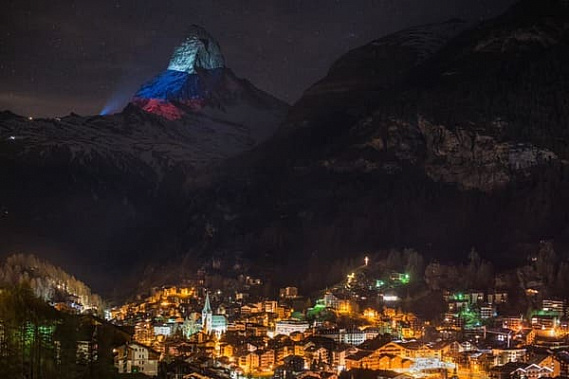 В Швейцарии на границе с итальянской провинцией Ломбардией спроецировали цвета триколора на одну из верши Альп. Таким образом швейцарцы выразили благодарность России за помощь в борьбе в коронавирусом