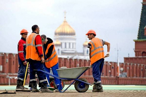 Более половины россиян выступают ﻿за ужесточение правил выдачи рабочих виз мигрантам