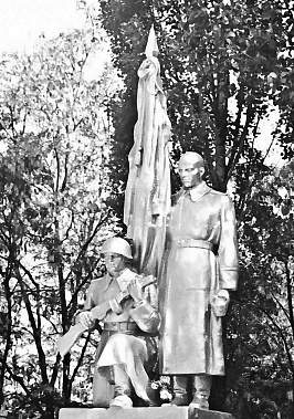 До 1975 года этот памятник войнам-освободителям стоял перед земляной насыпью, где было похоронено около шести тысяч бойцов Красной армии, принявших мученическую смерть от рук немецко-фашистских оккупантов. Фото из архива До 1975 года этот памятник войнам-освободителям стоял перед земляной насыпью, где было похоронено около шести тысяч бойцов Красной армии, принявших мученическую смерть от рук немецко-фашистских оккупантов. Фото из архива