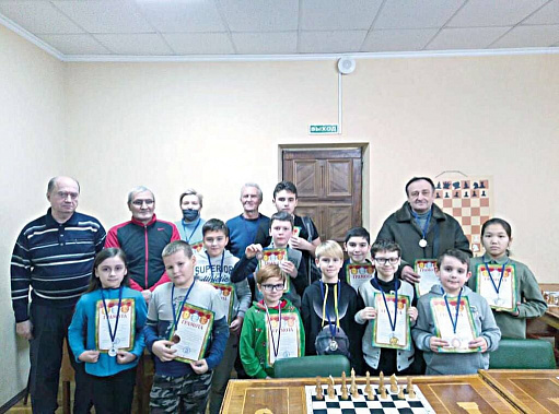 Игроки, отличившиеся на турнире памяти Фишера, который организовали клуб «Слоненок» и «Наше время».