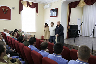 Певец Глеб Матвейчук и актер Александр Балуев посетили госпиталь в Новочеркасске