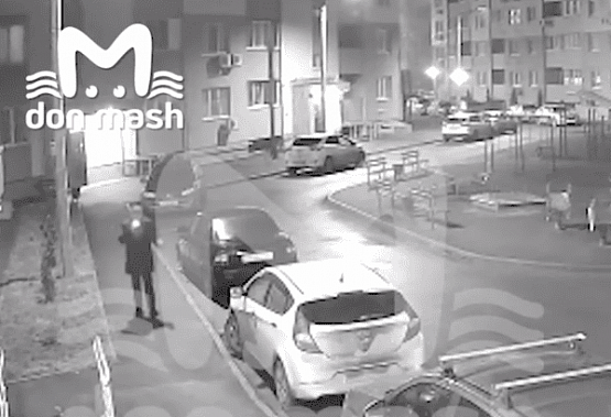 Журналистам удалось найти запись видеокамер во дворе дома, где снял квартиру Долматов: предполагаемых киллеров не увидели Журналистам удалось найти запись видеокамер во дворе дома, где снял квартиру Долматов: предполагаемых киллеров не увидели
