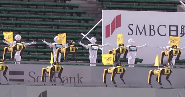 В Японии роботы Pepper и робопсы Spot от Boston Dynamics заменяли болельщиков на матче бейсболистов.