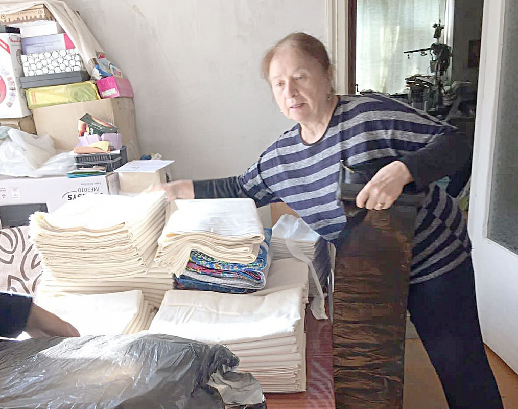 Валентина ГОНЧАРОВА с готовыми изделиями для госпиталя.