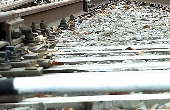  Еще один инцидент: выезд автомобиля на пути перед приближающимся локомотивом стал причиной ДТП