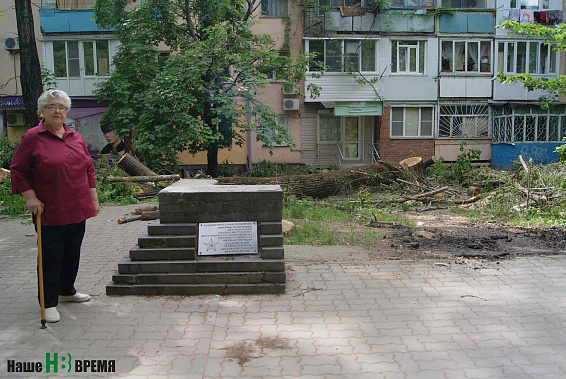 Кому тополя помешали?