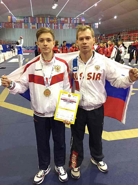 Иван ЕРМАКОВ и тренер Роман КОНДРАТЬЕВ. Фото с айта Ростов-город