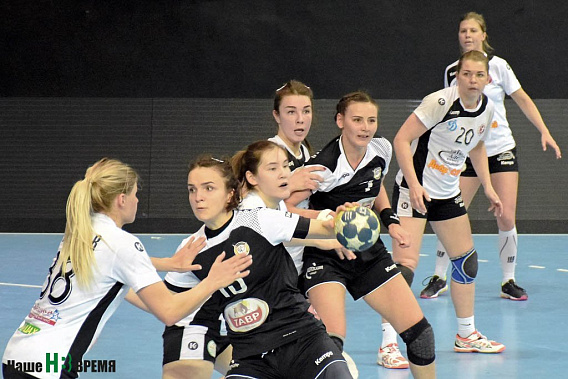 «Эти глаза напротив...» У Анны ВЯХИРЕВОЙ (в центре с мячом) лучше на пути не вставать.