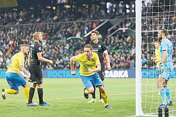 Только что Сверрир Ингасон (в центре)  сравнял счет  — 2:2