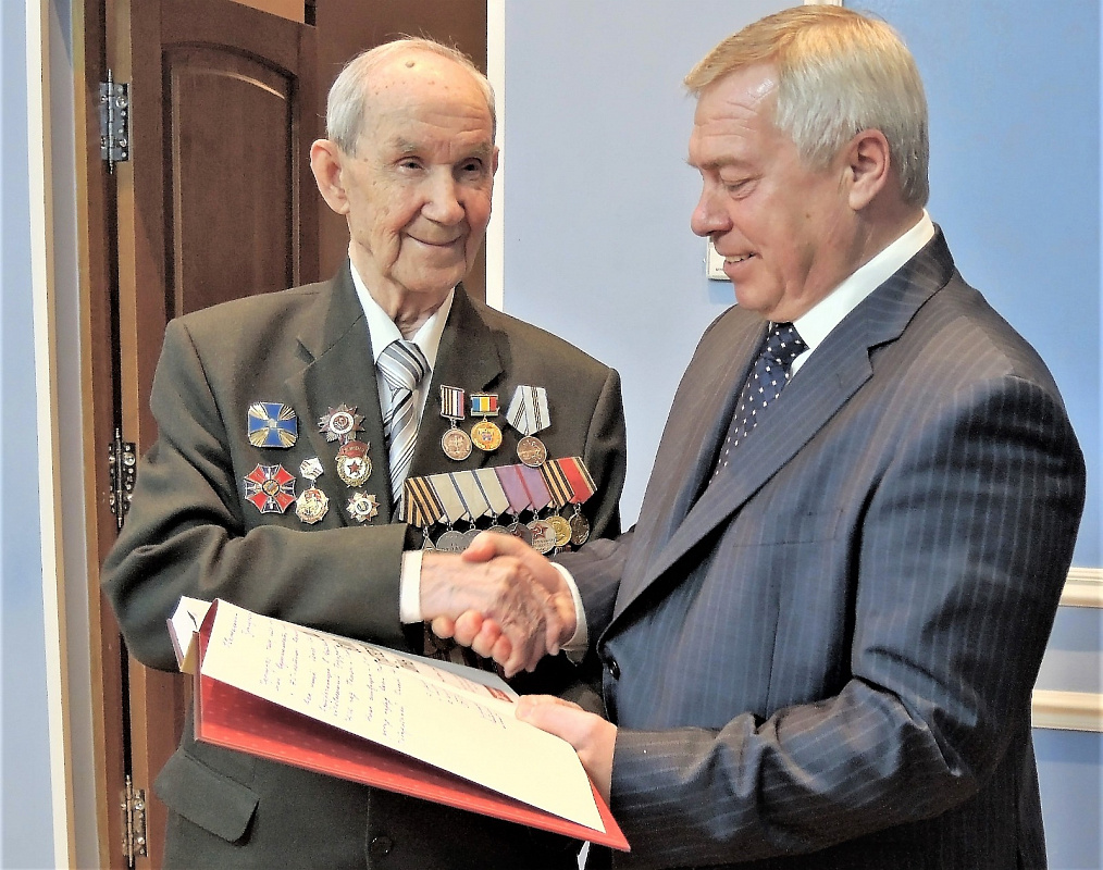 Таким нам запомнился Григорий Григорьевич. На церемонии вручения наград в Ростовском общественном собрании