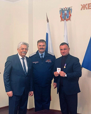 Депутата донского парламента Арутюна Сурмаляна наградили казачьей медалью