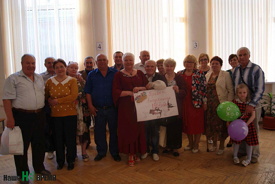 Это – выпускники 1967 года. Группа СД-42. Строители, дневное отделение. Встреча через полвека оказалась счастливой.