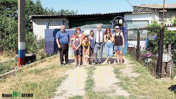 Виктор ХАЛЫН привез в подарок многодетной семье БЫСТРЯКОВЫХ футбольные ворота.