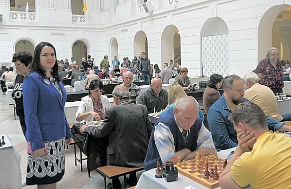 Ольга Иконникова организовала в Новочеркасске турнир для донских учителей, реализующих шахматный всеобуч в Ростовской области, и выставку забавных шахматных фигур; рядом в том же зале в массовом турнире играли дети.