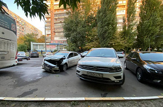 В Ростове пять автомобилей попали в ДТП: три из них стояли на парковке