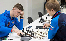 Короны – две, конкурентов – двести сорок...