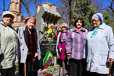 Через века, через года помните!