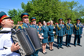 Ветеран ВОВ Петр Голышкин принял парад у своего дома