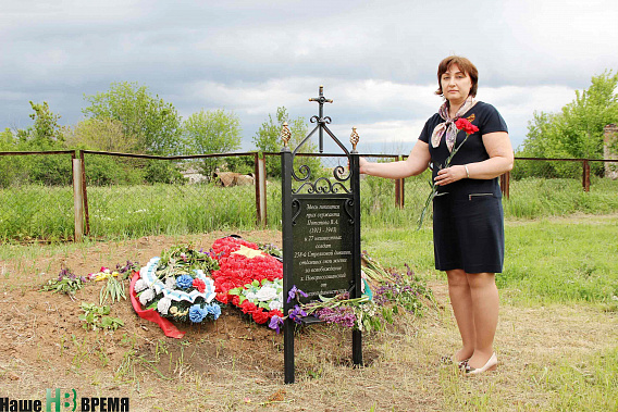 Внучка сержанта Василия Потапова Венера Серова приехала на могилу деда и его однополчан из Новосибирска.