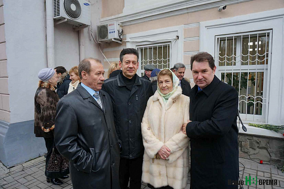 В церемонии открытия памятной доски также приняли участие бывшие министры спорта Ростовской области Сергей Горбунов, Юрий Балахнин и Валерий Вакула (слева направо).