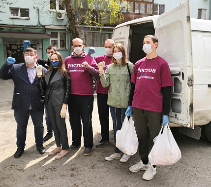 Волонтеры Центра взаимопомощи «Мы вместе» Юля и Аня в одном из микрорайонов пересеклись с общественниками из «Ростова без наркотиков».