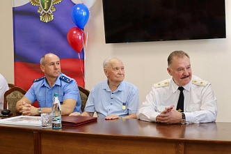 Сегодня почетного работника прокуратуры страны и почетного гражданина города Шахты Юрия Тимошенко поздравили с 95-летием