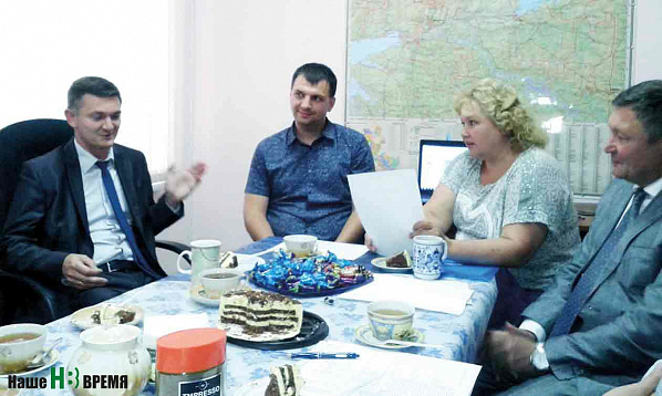Заместитель министра ЖКХ РО Валерий Былков (слева) на встрече со старшими домов в таганрогской УК «Континент».