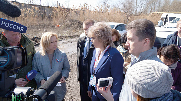 Елена Анпилогова (в центре) рассказывает Ольге Тимофеевой и журналистам о борьбе с «серыми» свалками в Ростовской области.