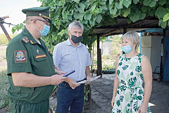 Правнучке Петра АПРЫШКИНА Светлане вручают медаль прадеда.
