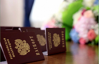 Донской губернатор Юрий Слюсарь вручил паспорта  юным землякам