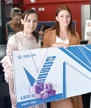 Анна ЛЫТКИНА и Елизавета МЕРЗЛЯКОВА (слева направо) кроме детского праздника решили подарить и телевизоры...