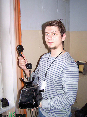 Инженер ВГТРК Евгений Мамонтов демонстрирует раритетный телефонный аппарат