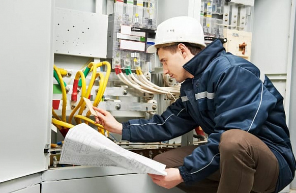 Средняя зарплата инженера-электрика в Ростове составляет 50 000 рублей в месяц