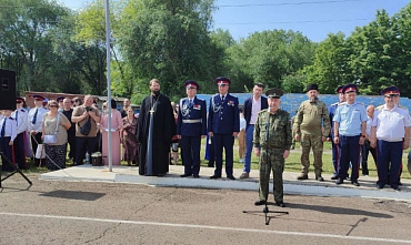 В Луганском казачьем кадетском корпусе имени маршала авиации Александра Ефимова выпускники попрощались со знаменем