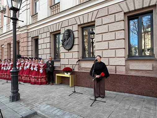   Сегодня в Москве дончане открывали мемориальную доску «Аксинье»...