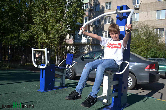 Современные тренажеры детворе пришлись по вкусу.