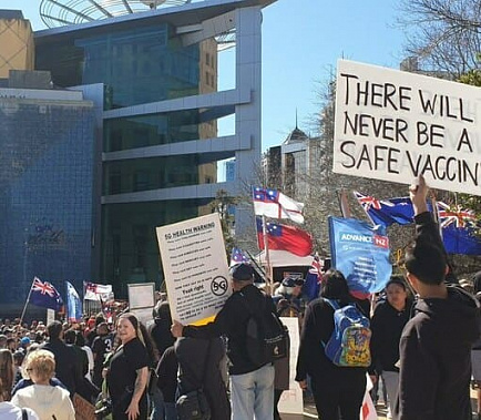 Многотысячный протест в субботу прошел и в самом крупном городе Новой Зеландии: на митинг в Окленде вышли около 5-8 тысяч человек.