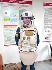 В таких бронежилетах приходится работать саперам во время разминирования.