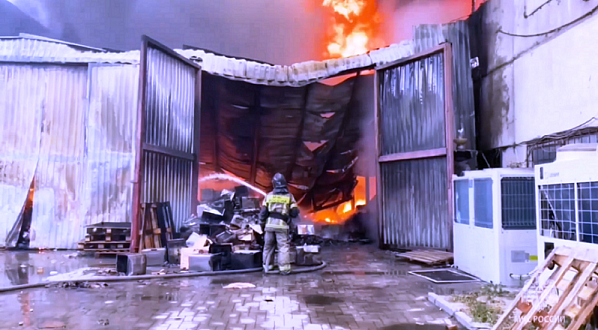 В центре грандиозного пожара. Рухнула крыша горящего склада.. Источник фото: скриншот видеосъемки ГУ МЧС по Ростовской области.: