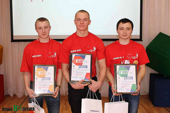 Механизатор-чемпион Алексей КУЗНЕЦОВ (на фото в центре). Фото из личного архива Алексея КУЗНЕЦОВА