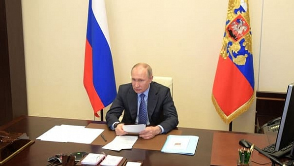 6 из 10 россиян одобряют решение Путина повысить ставку НДФЛ для зарплат более 5 млн рублей в год