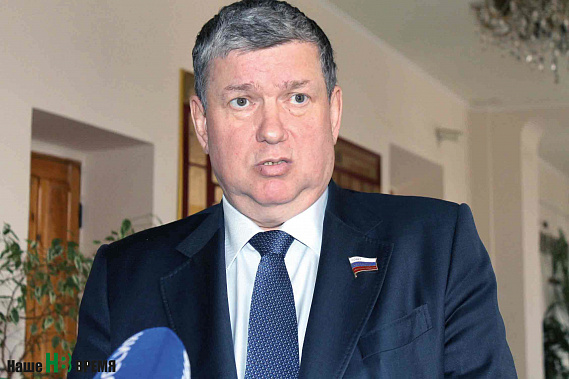 Председатель Комитета по бюджету и налоговой политике, заместитель председателя СФ Евгений Бушмин: : «Ни агитацией, ни распределением по разнарядке молодежь в село не отправишь. Надо создать такие условия, чтобы молодые специалисты сами туда ехали». Председатель Комитета по бюджету и налоговой политике, заместитель председателя СФ Евгений Бушмин: : «Ни агитацией, ни распределением по разнарядке молодежь в село не отправишь. Надо создать такие условия, чтобы молодые специалисты сами туда ехали».