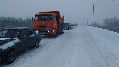 На «Зверевском» мосту образовался затор