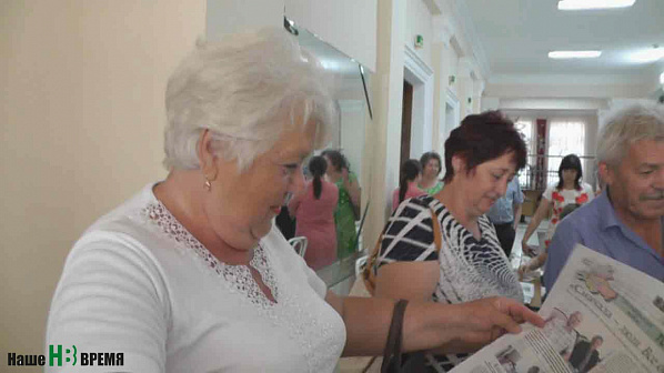 Председатель ТОС улицы Революции Таисия АКИШЕВА с интересом читает газету про себя и своих земляков. Председатель ТОС улицы Революции Таисия АКИШЕВА с интересом читает газету про себя и своих земляков.