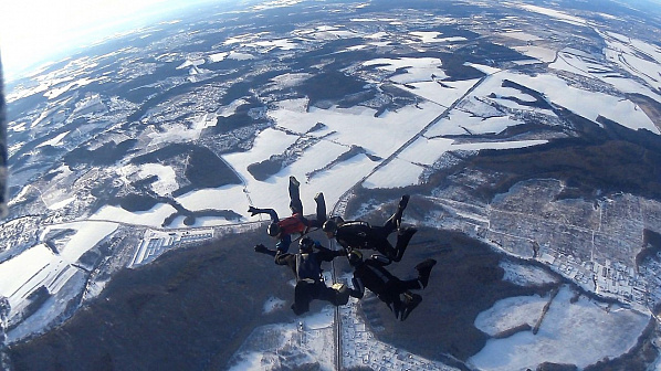 Парашютная акробатика – спорт зрелищный и очень сложный. В поднебесье спортсмены, свободно падая, собирают так называемые формации – фигуры из собственных тел. С земли разглядеть всю прелесть парашютной акробатики удается не всегда. Поэтому рядом с акроба