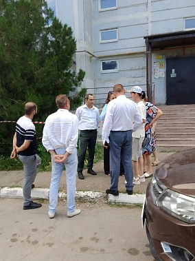 Глава Батайска провел оперативное совещание непосредственно во дворе проблемного дома. Источник фото: страница В. Кукина в соцсети «ВКонтакте».