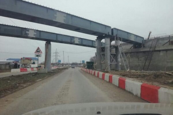 В Волгодонске завершают ремонт дороги под мостом и приступают к новому