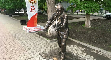 «Скрипач ростовский Моня». Памятник знаковому музыканту вернулся в центр южной столицы
